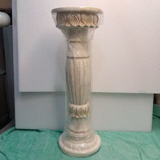 Columna decorativa beige, gris y blanca
