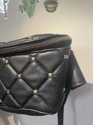 Riñonera Parfois negra tachuelas