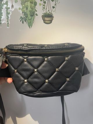 Riñonera Parfois negra tachuelas