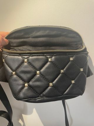 Riñonera Parfois negra tachuelas