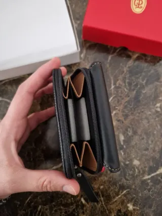 Cartera/monedero piel negra con detalles rojos