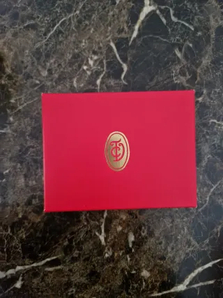 Cartera/monedero piel negra con detalles rojos