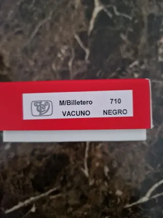 Cartera/monedero piel negra con detalles rojos