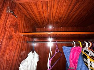 Armario de madera marrón