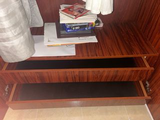 Armario de madera marrón