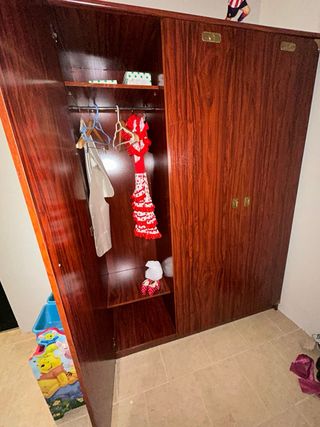 Armario de madera marrón