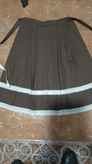 Delantal marrón con encaje