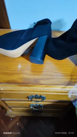 Botines negros de ante con hebilla