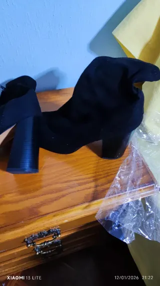 Botines negros de ante con hebilla