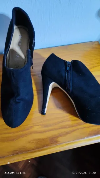 Botines negros de ante con hebilla