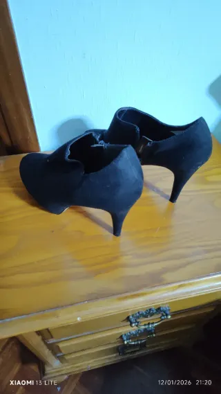 Botines negros de ante con hebilla