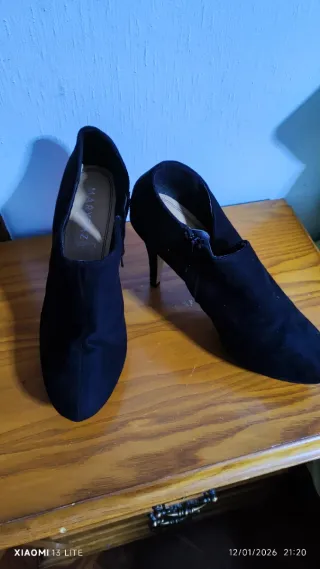 Botines negros de ante con hebilla