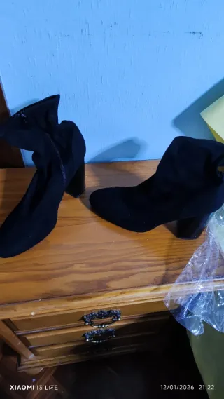 Botines negros de ante con hebilla