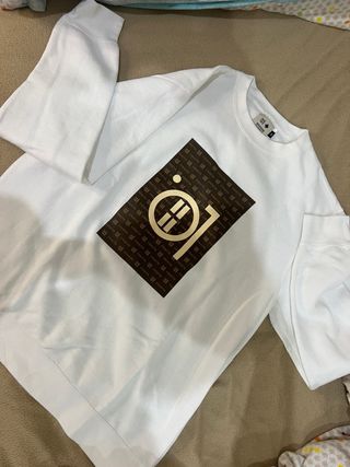 Sudadera Blanca con Diseño Gráfico