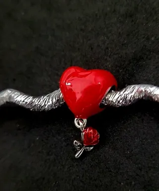 Magníficos Charms Corazones Rojos y Plateados