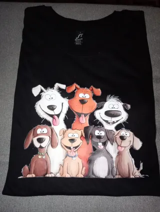 Camiseta negra con dibujo de perros