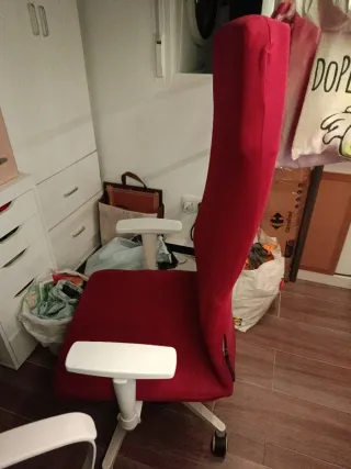Silla de escritorio con funda roja