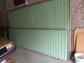 Puerta basculante con puerta peatonal