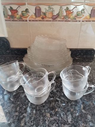 Vajilla cristal con tazas de diseño floral