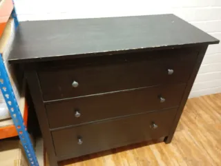 Cajonera de madera oscura