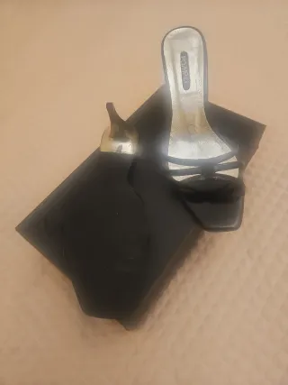 Sandalias POMPILL negras y doradas