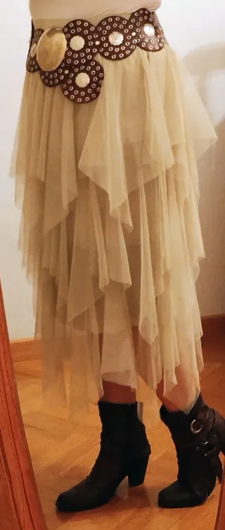 Falda tul asimétrica picos beige