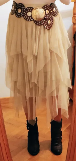 Falda tul asimétrica picos beige