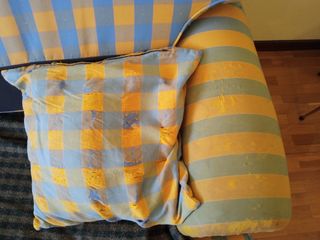 Sofá 2 plazas cuadros azul y amarillo