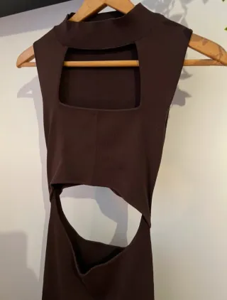 Vestido cut out marrón Zara