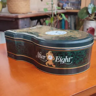 Caja metálica Vintage After Eight diseño reloj pie