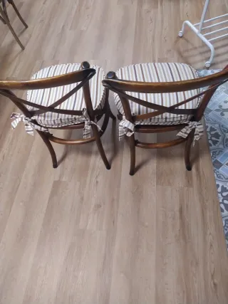 Juego de (2) sillas de madera