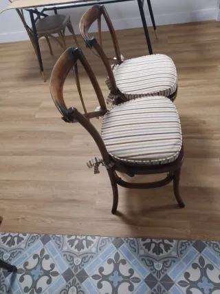 Juego de (2) sillas de madera