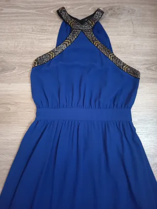 Vestido de fiesta azul con detalles dorados
