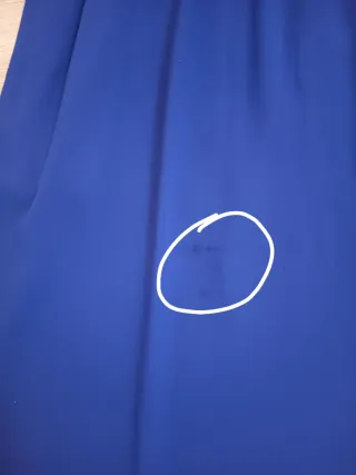 Vestido de fiesta azul con detalles dorados