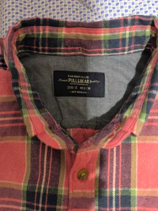 Jersey azul y camisa de cuadros roja