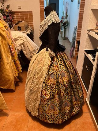 Traje de Fallera Negro y Dorado