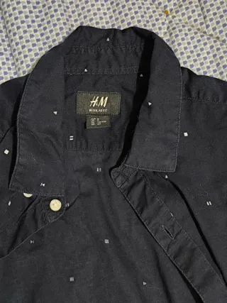 Camisa azul con estampado de rayitas