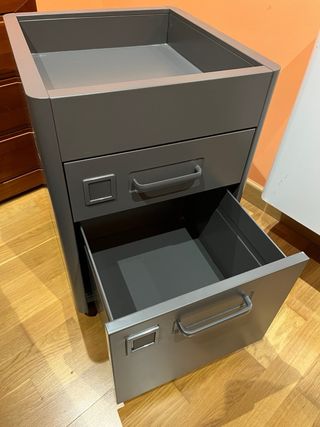 Cajonera gris con ruedas y cierre con tarjeta