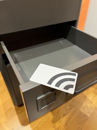 Cajonera gris con ruedas y cierre con tarjeta