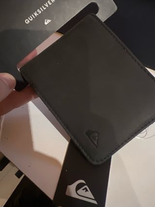 Billetera Quiksilver Negra. Defectuosa