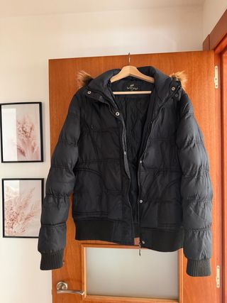 Abrigo acolchado con capucha de pelo