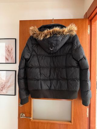 Abrigo acolchado con capucha de pelo