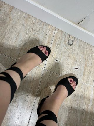 Tacones de cuña con tiras negras y beige