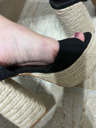 Tacones de cuña con tiras negras y beige