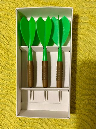 3 dardos latón y plástico verde