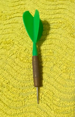 3 dardos latón y plástico verde