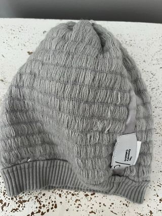 Gorro de invierno con lentejuelas grises
