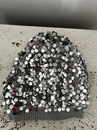 Gorro de invierno con lentejuelas grises