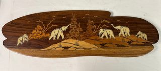 Targa da muro in legno intarsiato con elefanti