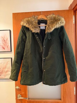 Abrigo verde con cuello de pelo